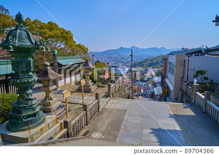 See Kotohira Town and mountains (Shiroyama, Nekoyama, Takamaruyama, etc.) from the vicinity of the bronze lantern at Kintohiragu Daimon in Kotohira Town, Kagawa Prefecture. See Kotohira Town and mountains (Shiroyama, Nekoyama, Takamaruyama, etc.) from the vicinity of the bronze lantern at Kintohiragu Daimon in Kotohira Town, Kagawa Prefecture. 89704366