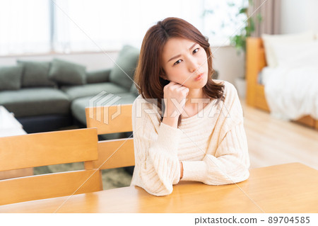 Young woman 89704585