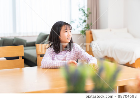 Elementary school girl to relax Elementary school girl to relax 89704598