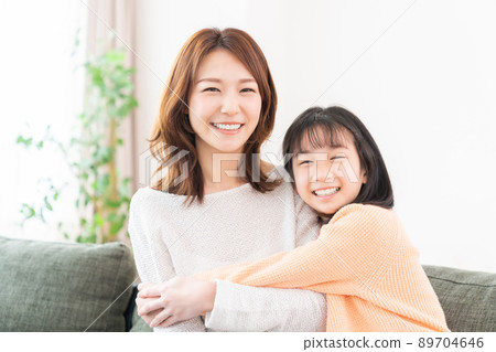 笑臉父母和孩子 89704646