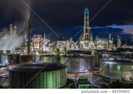 閃亮的工廠夜景和煙霧風光 閃亮的工廠夜景和煙霧風光 89704905
