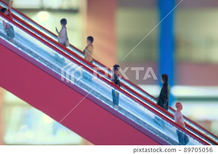 People on the escalator at the airport 89705056
