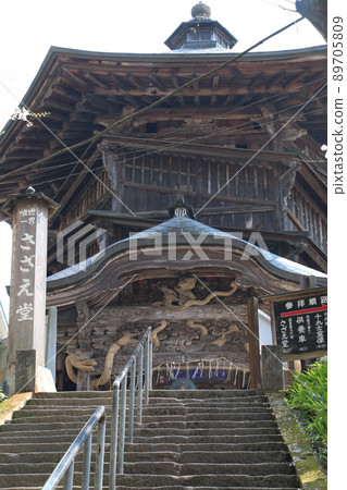 Sazaedo with a structure that does not allow ascending and descending worshipers to pass each other 89705809