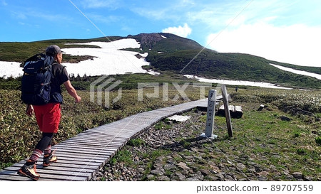 來自石川縣彌陀原的登山者瞄準日本100名名山之一的白山健嶺 來自石川縣彌陀原的登山者瞄準日本100名名山之一的白山健嶺 89707559