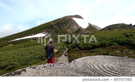 來自石川縣白山室堂平的登山者瞄準日本百座名山之一的小南山 來自石川縣白山室堂平的登山者瞄準日本百座名山之一的小南山 89707560