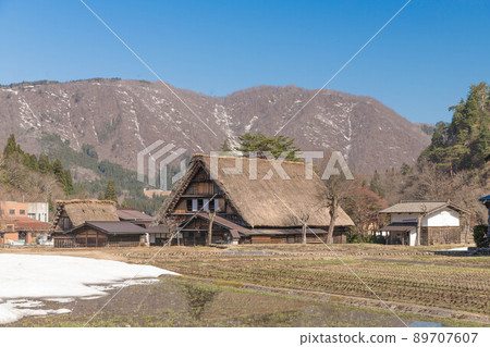Shirakawago of early spring 89707607