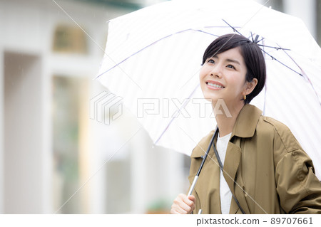 走與傘的婦女 89707661