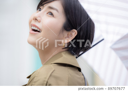 走與傘的婦女 走與傘的婦女 89707677