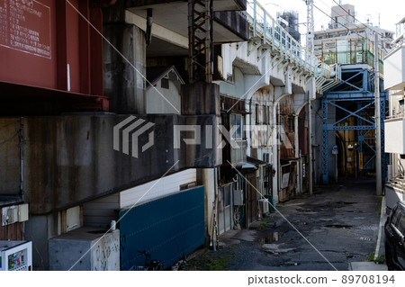 Back alley near Kokudo Station on the Tsurumi Line 89708194