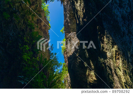 Minamidaitojima Bali Bali Rock 位於兩座落基山脈之間 Minamidaitojima Bali Bali Rock 位於兩座落基山脈之間 89708292