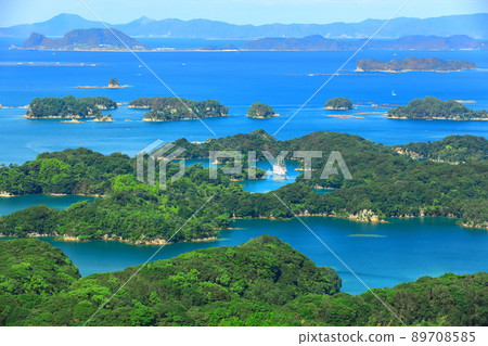 [Nagasaki Prefecture] Kujukushima and a sightseeing boat in fine weather (Sasebo Tenkaiho) 89708585