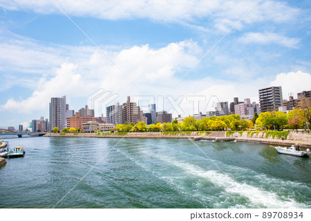 View toward Kawaramachi and Funairimachi along the main river of Hiroshima City. It is a wake of a pleasure boat sailing in front of Aster Plaza. Hiroshima View toward Kawaramachi and Funairimachi along the main river of Hiroshima City. It is a wake of a pleasure boat sailing in front of Aster Plaza. Hiroshima 89708934