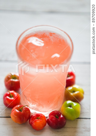 Cold acerola drink image 89709920