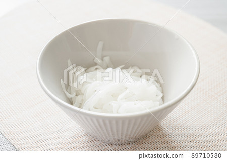 Udon-style konjac noodles Udon-style konjac noodles 89710580