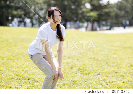Crouching woman Crouching woman 89710802