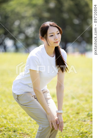 蹲著的女人 89710804