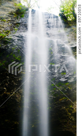 A mysterious new waterfall that can be seen from the back of the waterfall A mysterious new waterfall that can be seen from the back of the waterfall 89710858
