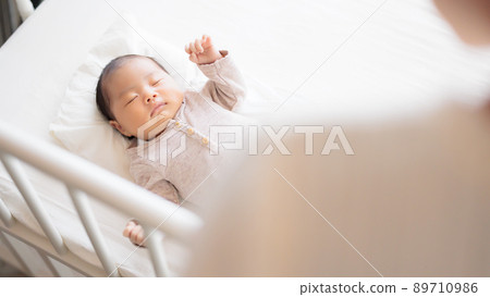 睡在女人身上的嬰兒 89710986