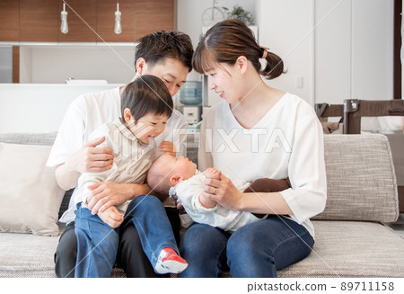 亞洲家庭坐在客廳的沙發上 89711158