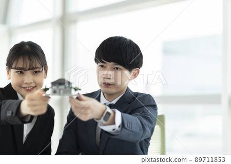 房地產形象：西裝革履的年輕男女 89711853