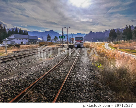 A special train that stops in the late autumn sky and platform A special train that stops in the late autumn sky and platform 89712537
