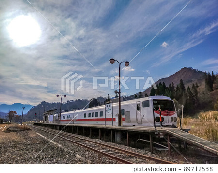 A special train that stops in the late autumn sky and platform 89712538