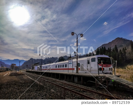 A special train that stops in the late autumn sky and platform A special train that stops in the late autumn sky and platform 89712539