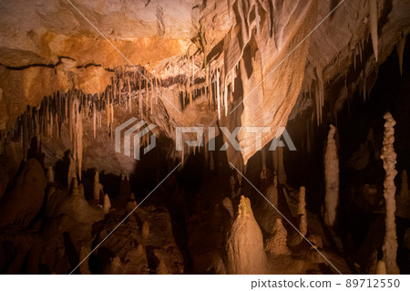 南大東島星野洞的石灰岩洞穴和帷幔 89712550