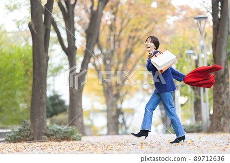 Women Shopping 89712636