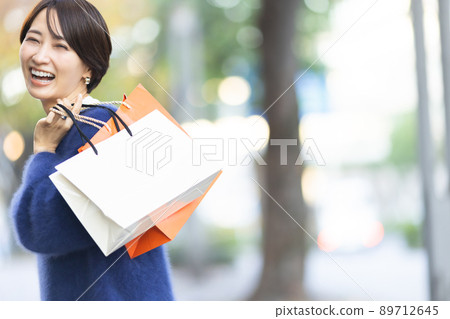 Women Shopping Women Shopping 89712645