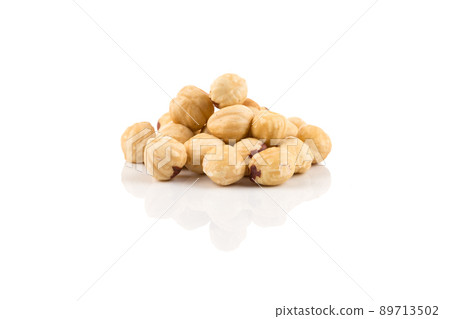Closeup view of hazelnuts 89713502