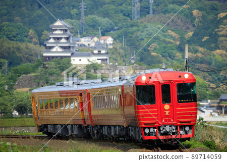 Sightseeing train “Iyonada Monogatari” (second generation) and Ozu Castle 89714059