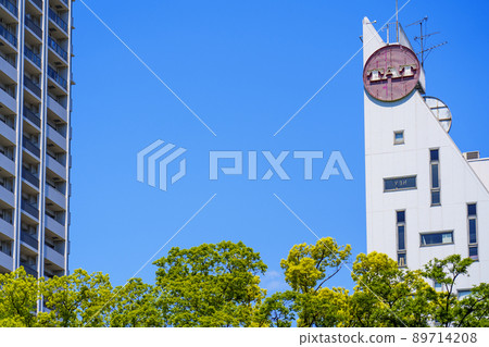 Utsubo Park in fine weather, fresh green season (May 2022) 89714208
