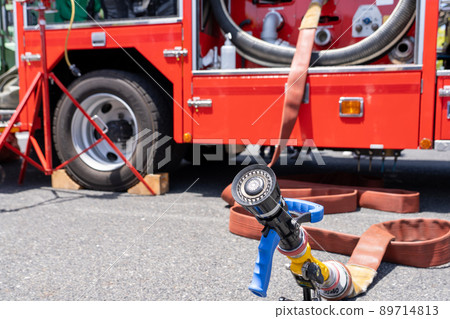 排水軟管和消防車 排水軟管和消防車 89714813