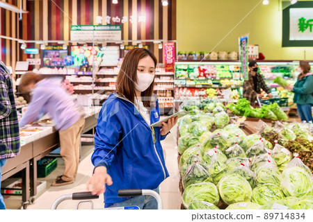家庭主婦在超市買菜 89714834