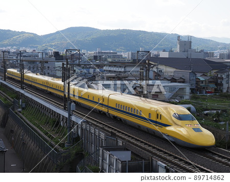 Doctor Yellow near Yamashina Doctor Yellow near Yamashina 89714862