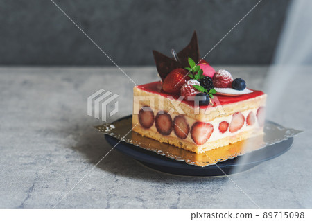 Cake berry square 89715098