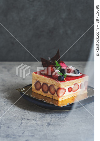 Cake berry square 89715099