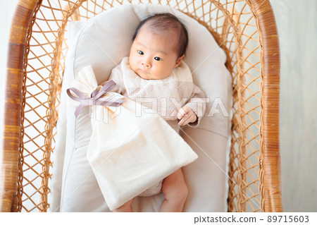贈送嬰兒禮物 89715603
