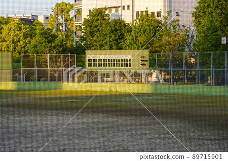 被夕陽染紅的松島棒球場記分牌（大阪市西區千代崎） 89715901