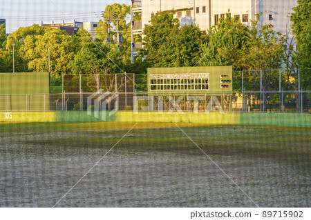 被夕陽染紅的松島棒球場記分牌（大阪市西區千代崎） 89715902