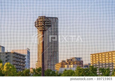 被夕陽染紅的松島棒球場的夜間比賽燈光(大阪市西區千代崎) 被夕陽染紅的松島棒球場的夜間比賽燈光(大阪市西區千代崎) 89715903