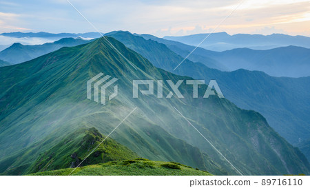 Summer dusk, mountain range of Tanigawa mountain range 89716110