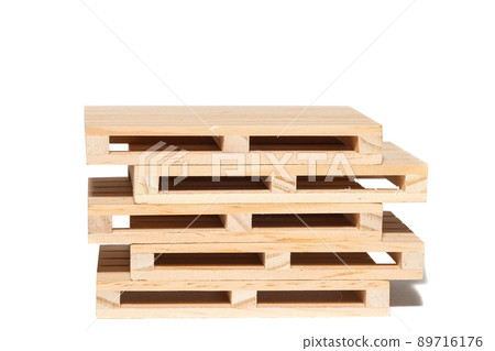 empty wooden pallet isolated on white background.. 89716176