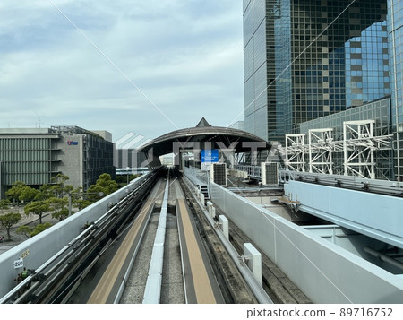 從百合海鷗號車窗看到的都市風景 從百合海鷗號車窗看到的都市風景 89716752