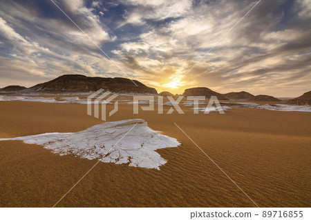 Chalk rocks in the White Desert at sunset. Egypt, Baharia Chalk rocks in the White Desert at sunset. Egypt, Baharia 89716855