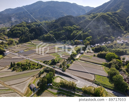 進入神社的航拍照片 89717033