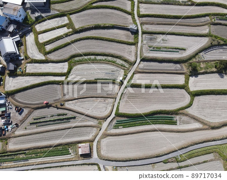 從正上方俯瞰水稻梯田的航拍照片 從正上方俯瞰水稻梯田的航拍照片 89717034