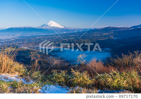 (Shizuoka Prefecture) View of Mt. Fuji from the snowy Izu Skyline (Shizuoka Prefecture) View of Mt. Fuji from the snowy Izu Skyline 89717170
