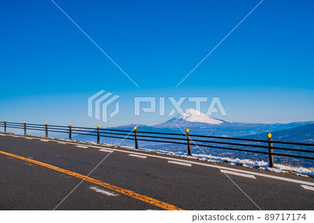(Shizuoka Prefecture) View of Mt. Fuji from the snowy Izu Skyline (Shizuoka Prefecture) View of Mt. Fuji from the snowy Izu Skyline 89717174